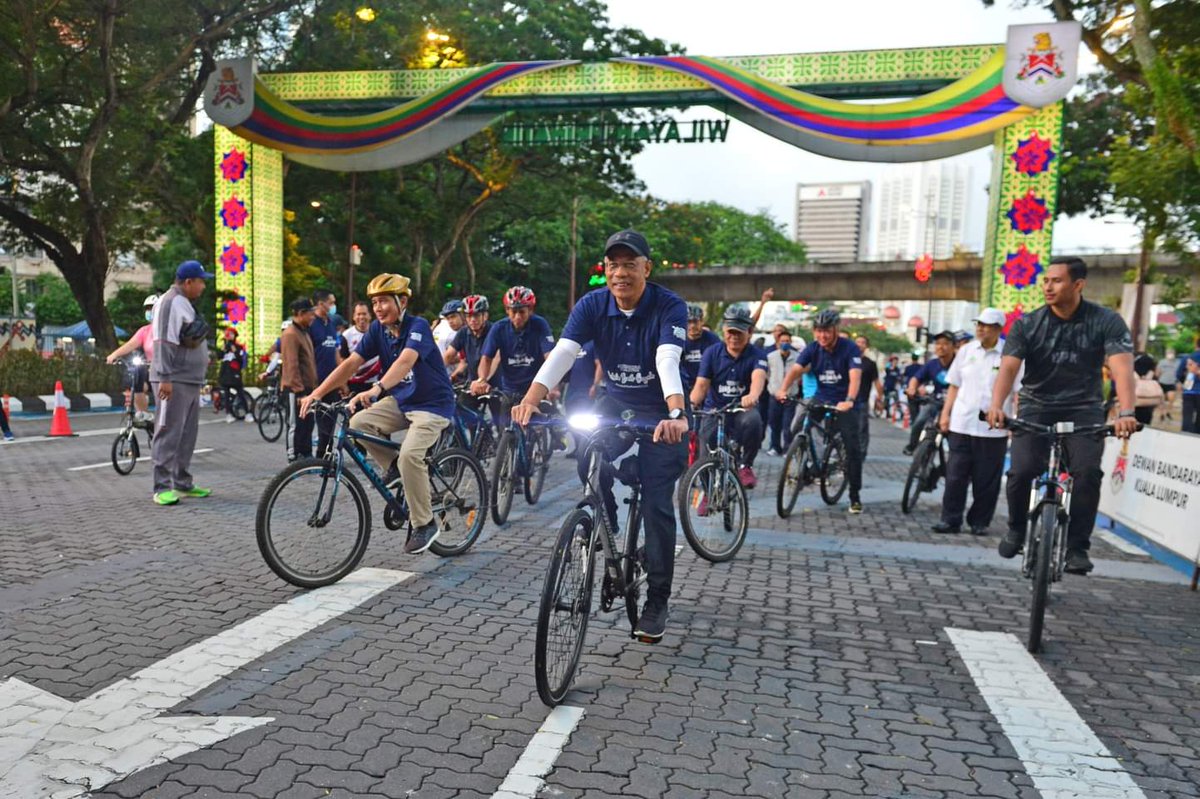 DBKL2u's tweet photo. YBhg. Datuk Seri Haji Mahadi Che Ngah, Datuk Bandar Kuala Lumpur ketika hadir ke KL Car Free Morning sempena sambutan peringatan Hari Antidadah Kebangsaan 2022 di Jalan Raja Laut, Kuala Lumpur.
#KLBandarUntukSemua #klbandarku #KL50 #SayangiKualaLumpur https://t.co/7feXuzmwsW