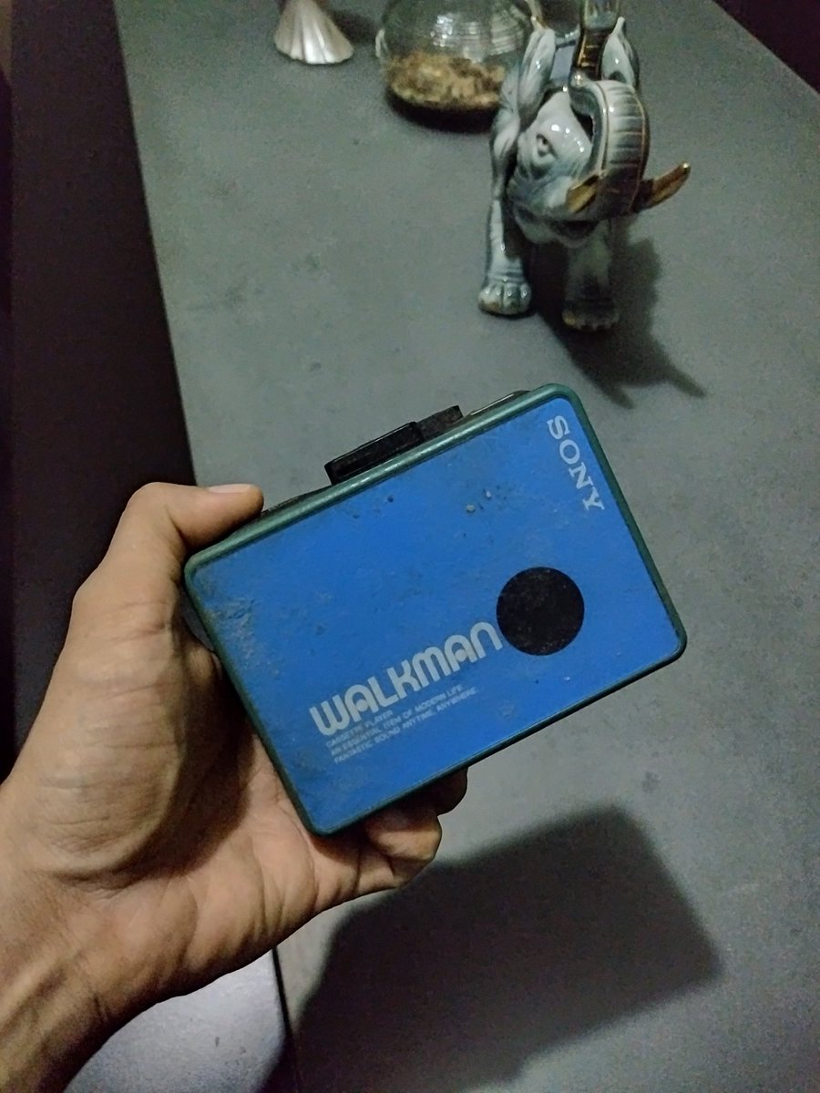 terranth's tweet photo. @holareserve Esto era el ipod de nuestros tiempo https://t.co/Zy06h4lwFc