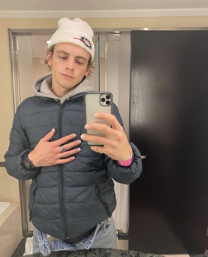 thinksross's tweet photo. ross lynch https://t.co/oJhNJfPADY