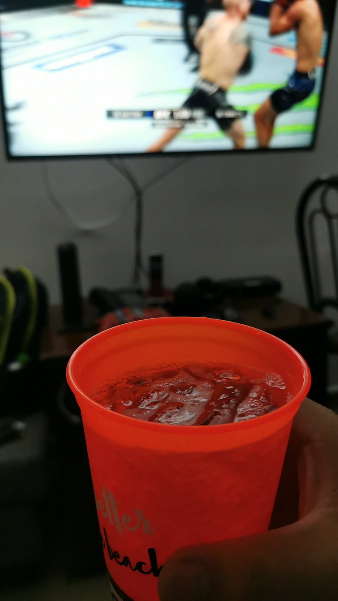 MaximusLucio's tweet photo. #Beer and #UFC
#GoodCombo https://t.co/mqkmMeloO8
