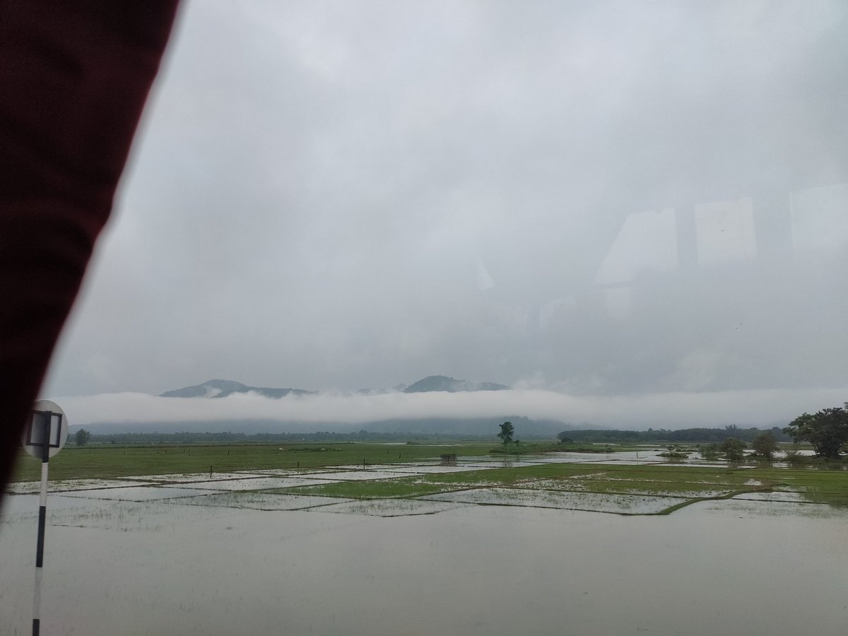 omprakashnath92's tweet photo. The weather carries its own beauty...
#Assam #cloudtrails https://t.co/FFAy5ic9Qr