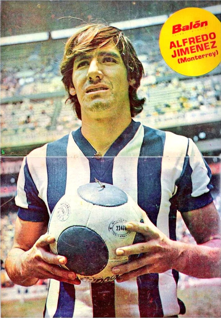 El delantero Alfredo 'alacrán' Jiménez en #Rayados a principios de los años setenta. 📸Revista Balón