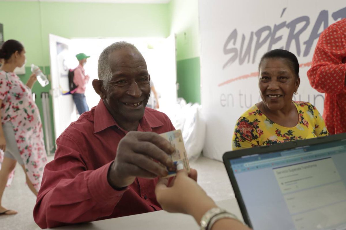 GloriaReyesG's tweet photo. ¡Supérate dió atenciones a 2,170 personas entre San Luis y Azua!

Me llena de alegría que nuestro equipo de #Supérate junto a @AdessRD sigue trabajando sin descanso en todo el país para seguir cumpliendo y llevando esperanza a las familias más vulnerables. https://t.co/E7tcwBjZY0