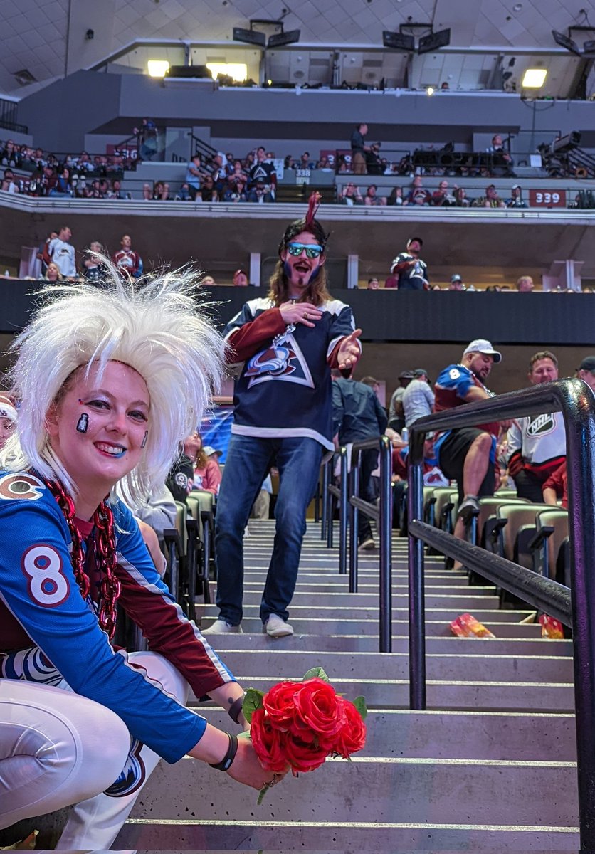 BlakeH2Oz's tweet photo. SHE LEFT ME ROSES BY THE STAIRS!!!
#AllTheSmallThings
#GoAvsGo #FindAWay #AllTheCupThings
@blink182 @Avalanche https://t.co/tV6mw6zoPa
