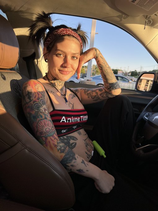 am cute https://t.co/qhIb8926SW