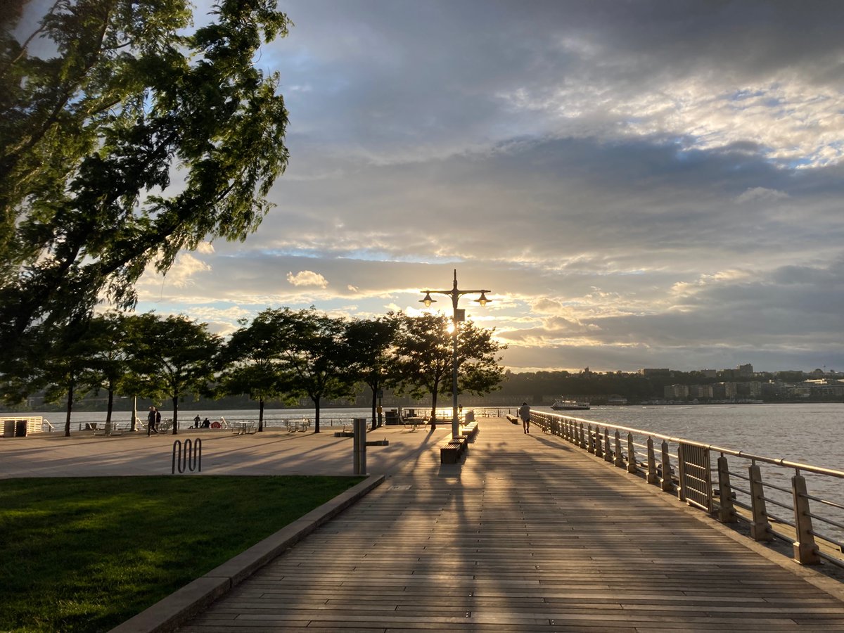 TomFruehActor's tweet photo. Too windy for kayaking, but still magnificent and beautiful at the pier. Nature paints an entirely new picture from hour to hour, often minute to minute. #pier84 #hudsonriver #spring2022 #ilovenewyork https://t.co/buDOD82V5n