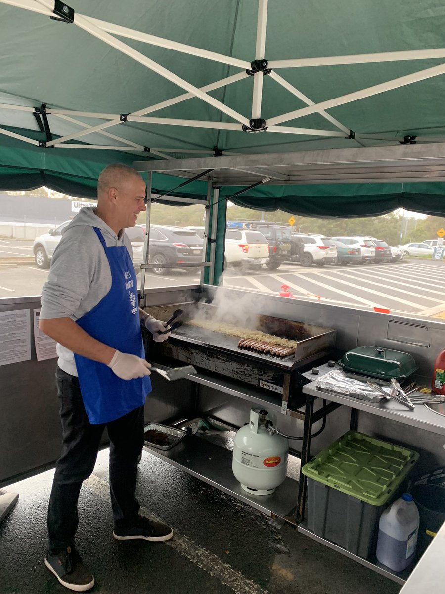 JamesASexton's tweet photo. This great bloke buys a Bunnings sausage every Sunday (no onions ) but a bit of sauce and feeds it to his kelpie #kelpie @AdamCoffeyNT @PearsonBrodie @LPearson15 @bouta_nt #netballfundraiser https://t.co/rZgk3WpC0V