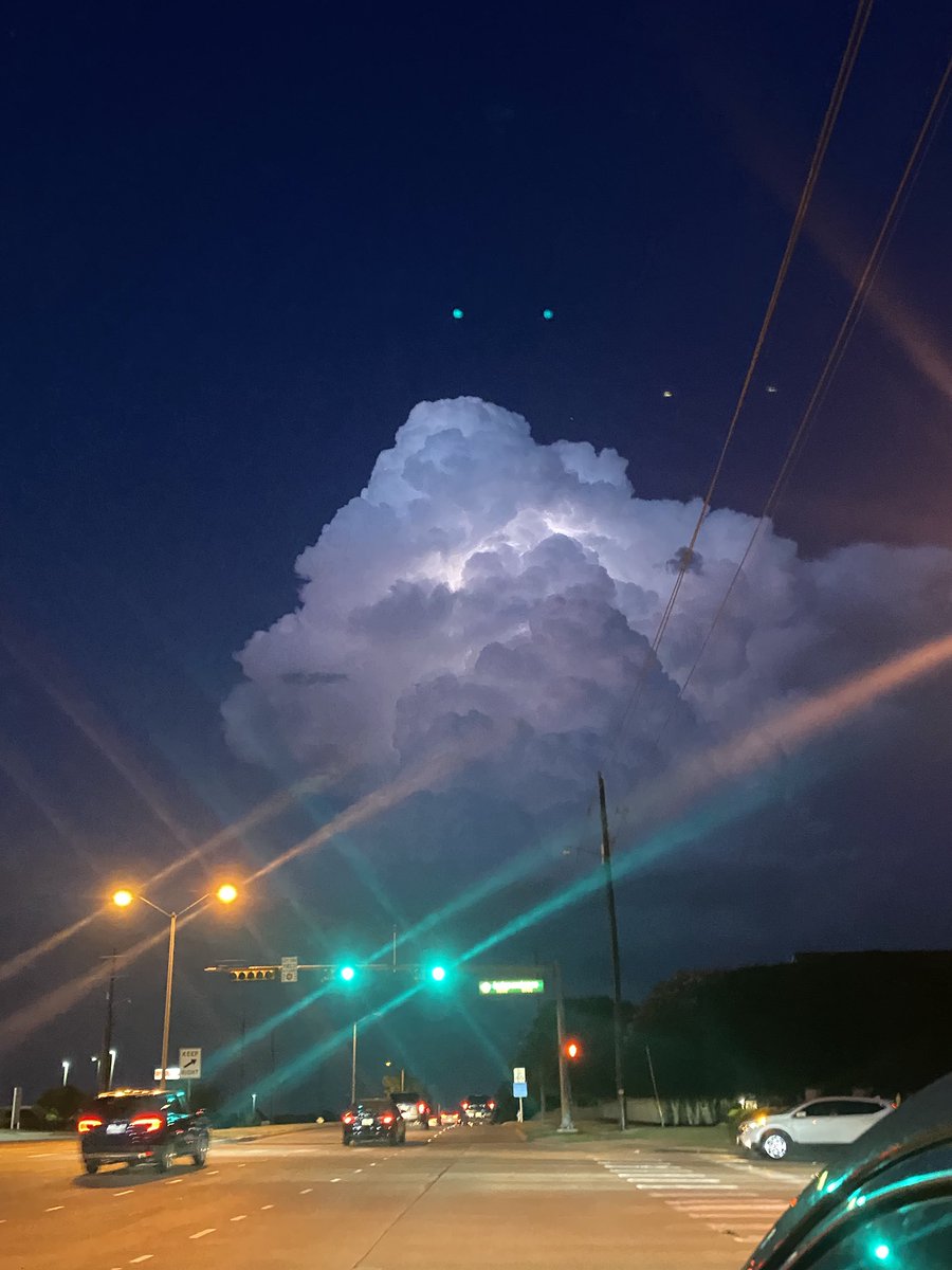 breturbine's tweet photo. ⁦Puffy cloud in Frisco with lightning! ⁦@wfaaweather⁩ ⁦@wfaaizzy⁩ ⁦⁦@GregFieldsWX⁩ ⁦@JesseWFAA⁩ ⁦@JoeTrahan⁩ ⁦@MikeLeslieWFAA⁩ ⁦@JonahJavad⁩ ⁦@wfaa⁩ https://t.co/OLibi4CcOG