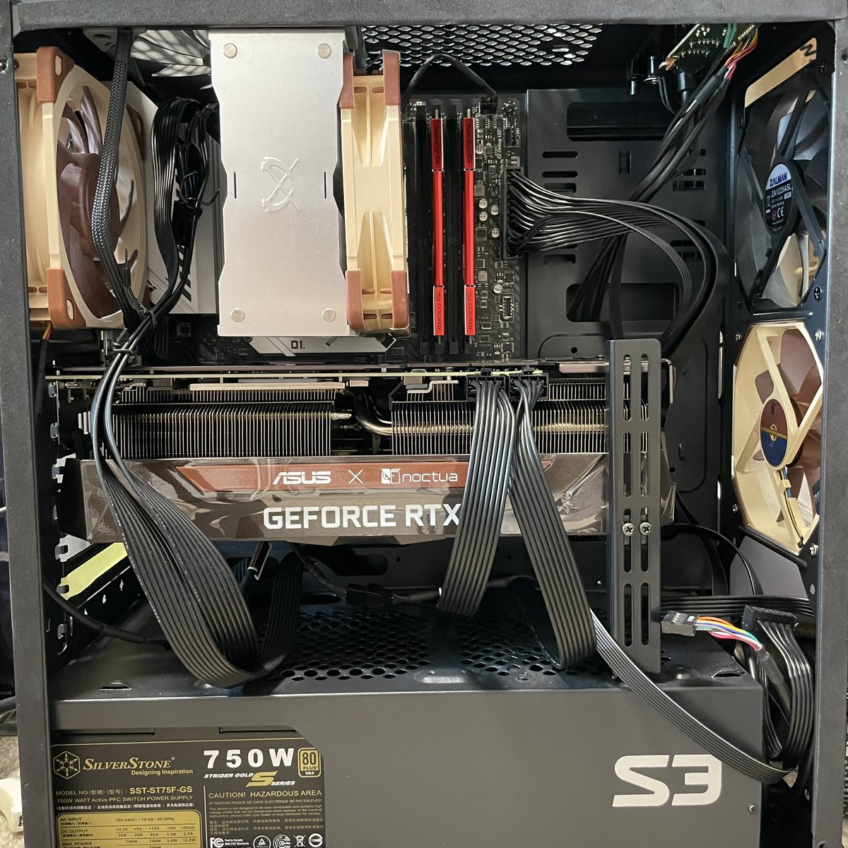 frozenmandarin's tweet photo. ノクチュアRTX3080グラボ設置疲れた笑😂　
重くてステイ必須だわ！#asus #noctua #rtx3080 https://t.co/YwcbGdbq3E