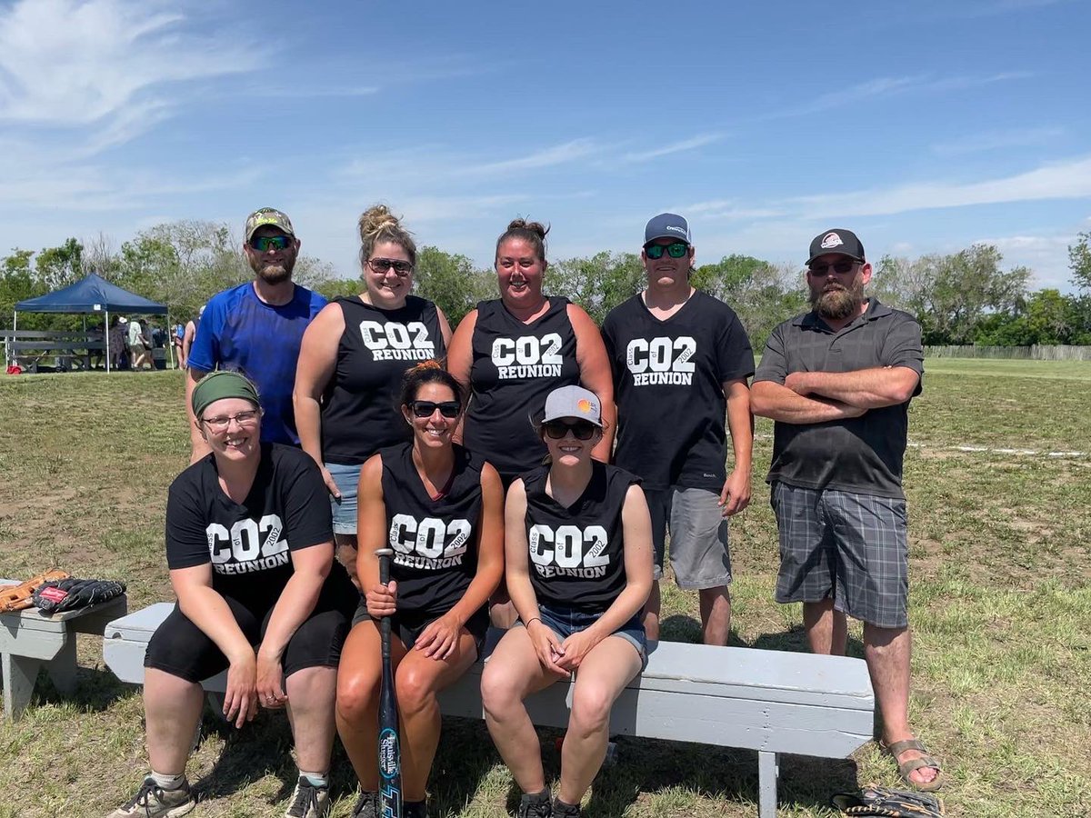 SeCanLauren's tweet photo. Cheers to 20 Years. 4 slow pitch games in +35 and minimal injuries. #ClassOf2002 #DCSWildcats #CheersTo20Years🍻 The last big class in Dinsmore. #drinkydrinks https://t.co/M7KiOm9uy8