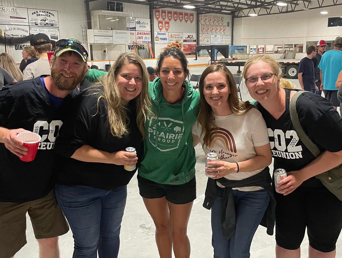 SeCanLauren's tweet photo. Cheers to 20 Years. 4 slow pitch games in +35 and minimal injuries. #ClassOf2002 #DCSWildcats #CheersTo20Years🍻 The last big class in Dinsmore. #drinkydrinks https://t.co/M7KiOm9uy8