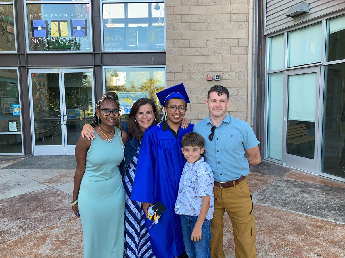 BiancaMothe's tweet photo. Congrats Class of 2022! We are so proud of Pablo! @PBLK16 @ChelseaGladden https://t.co/v0Z1uV0Q32