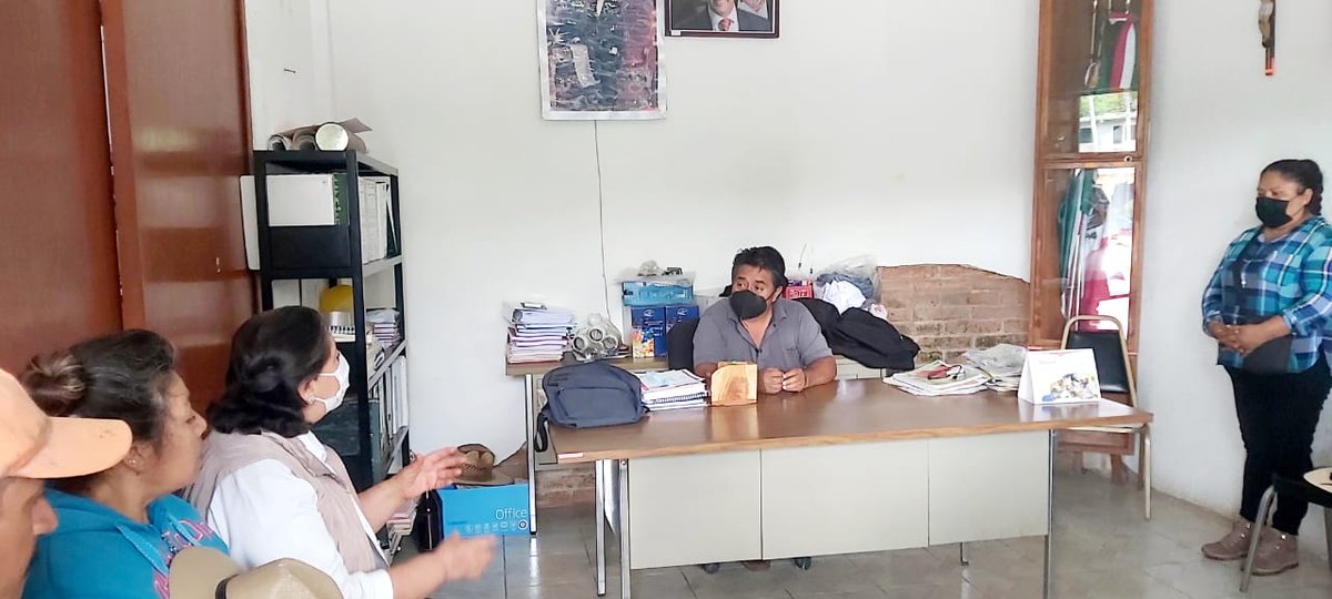 YolandaLopezDip's tweet photo. Trabajando en conjunto con la @SEBIEN_GobOax, la Mtra. @Yola_MartinezL presidio reunión con Artesanas de Stgo. #Miltepec, con el objetivo se realizar acciones que impulsen la venta de sus artesanías y poder promocionar en otros mercados estas creaciones hechas con manos mágicas. https://t.co/mrtzqDdbgV
