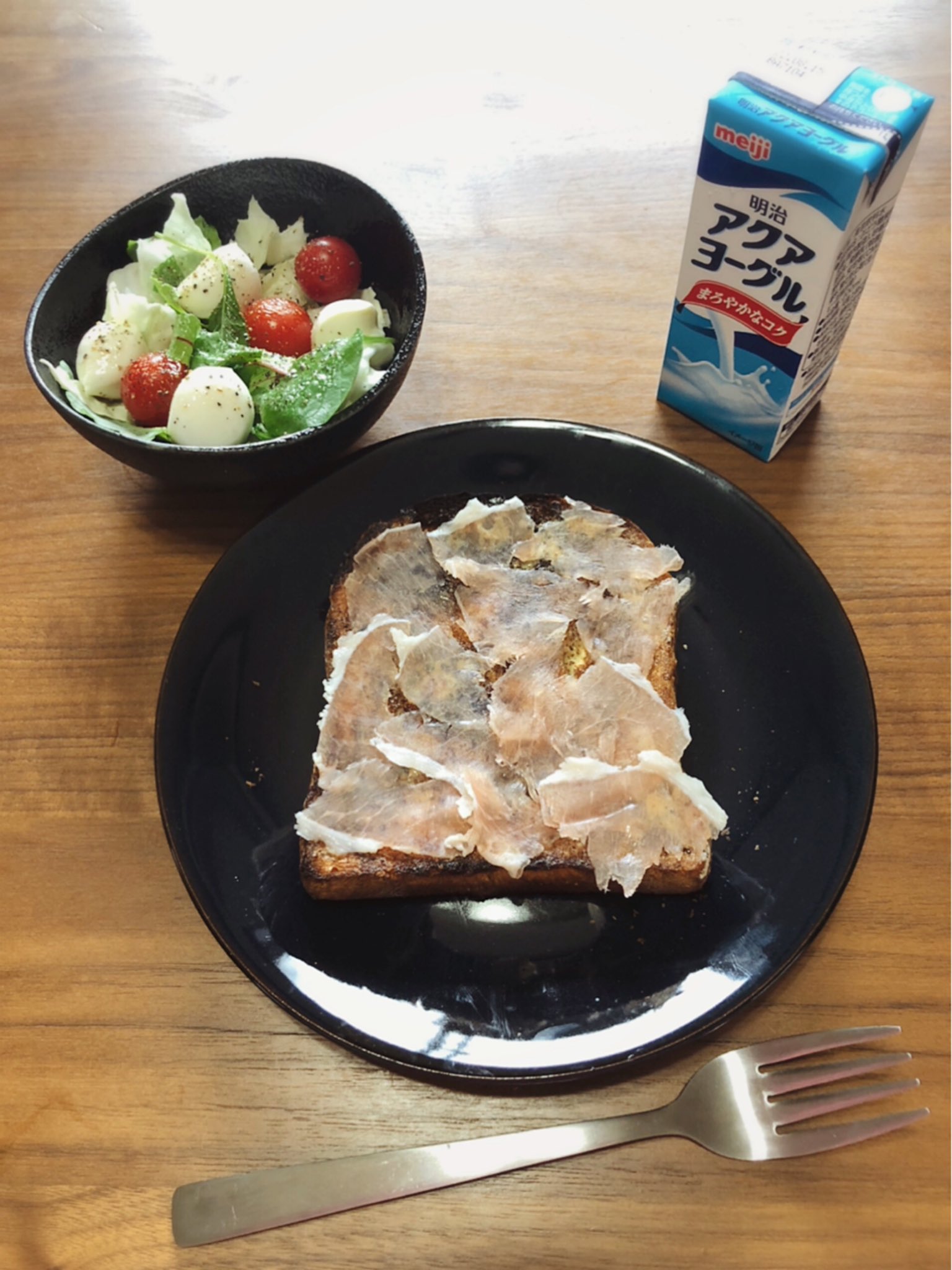 あべちゃん おはようございます 朝からモッツァレラチーズが食べたくて サラダとトースト 賞味期限切れちゃうから生ハムもめっちゃ乗せた笑 ヨーグルトドリンクはもらったやつ 最近 いつも朝ヨーグルト食べてる T Co 2ozlsx984b Twitter
