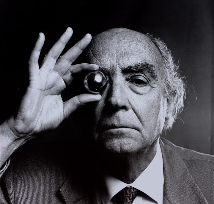 literlandweb1's tweet photo. "He aprendido a no intentar convencer a nadie. Convencer es una falta de respeto, es un intento de colonización del otro".
José Saramago
📷Marcelo Buainain https://t.co/8G7xTh7HXQ