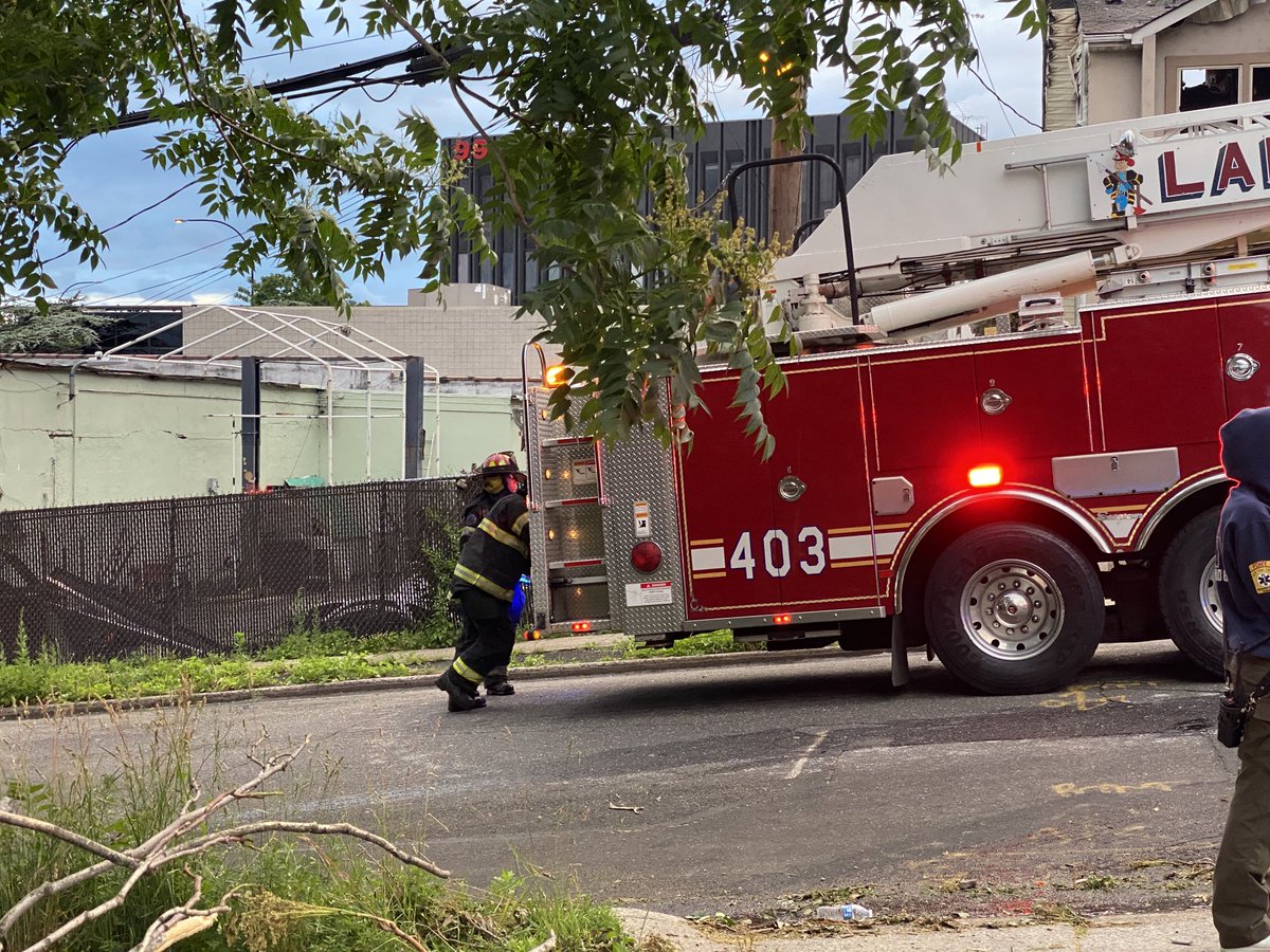 roslynheightsny's tweet photo. MORE SCENES FRON THE FIRE today.

We never know what the future holds.

And all we have is each other.

I hope the poor woman who lost her house, and her beloved dogs, today, completely unexpected, can find some peace tonight. https://t.co/r8fIPLoLxe