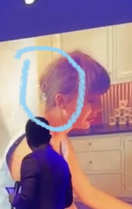 taylaswiff___'s tweet photo. SO APPARENTLY TAYLA SWIFF CUT HER HAIR, GOSH 1989 TV ERA IS COMING https://t.co/2ZLKsGIiFT