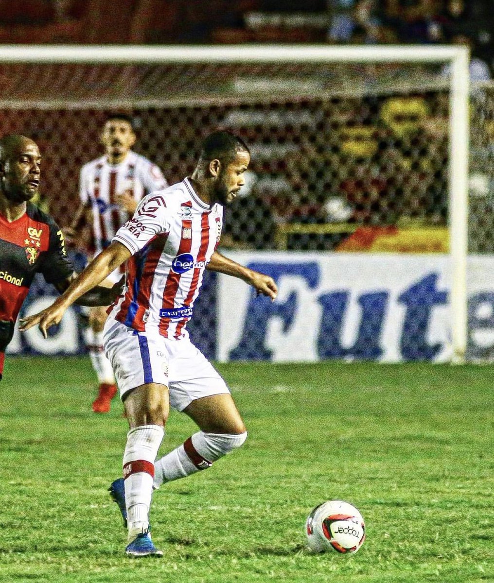 Vestir o manto alvirrubro é motivo de muito orgulho pra mim! Infelizmente não conseguimos a vitória, mas saio feliz por poder defender o Timbu pela primeira vez. O Náutico é gigante, e eu vou lutar muito pra dar alegrias pra essa torcida apaixonada. Avante, Timbu!!! <a href="/nauticope/">Náutico</a>