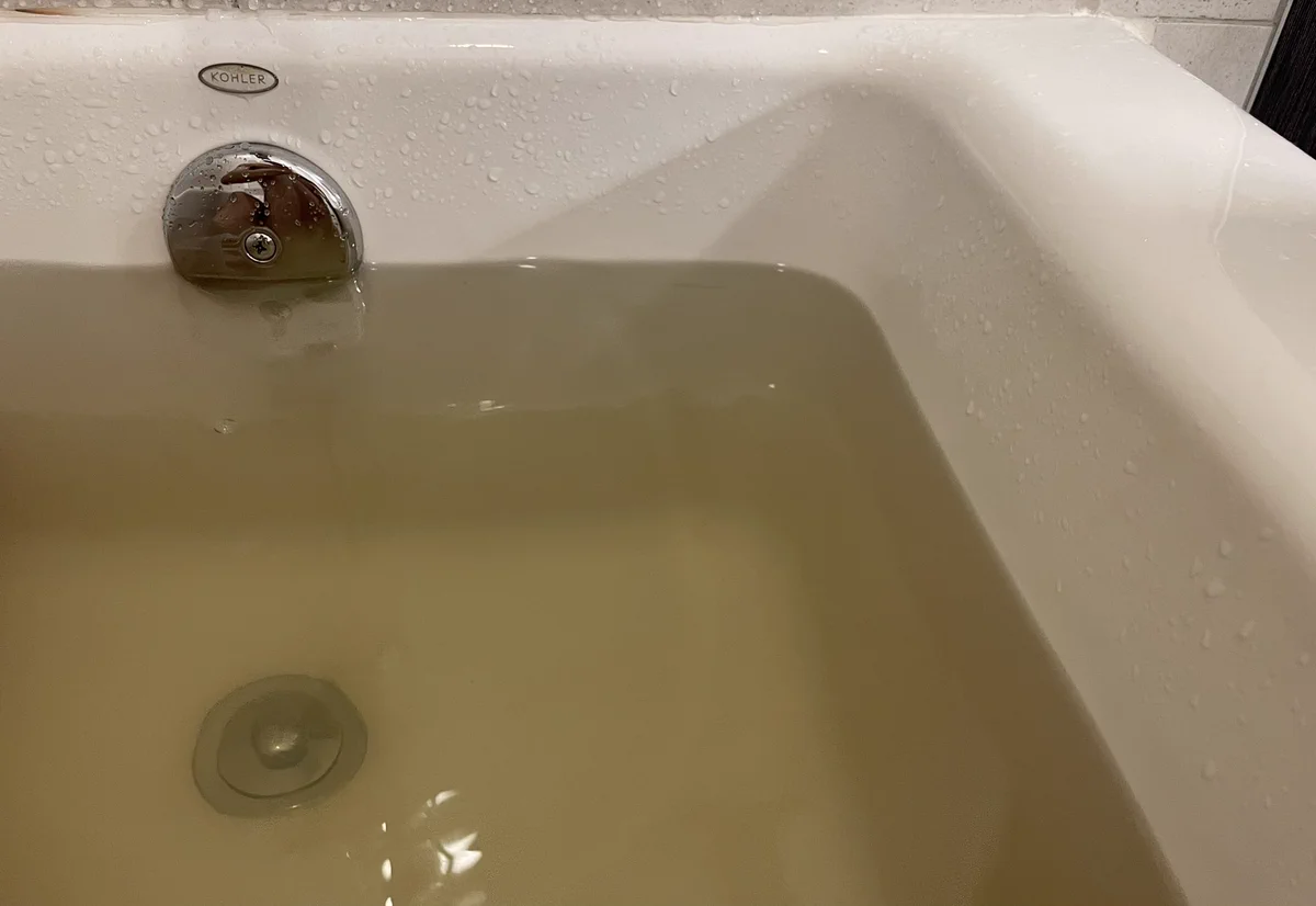 NY四つ星ホテルのお湯が都心の川。入浴したくない濁った色に衝撃。