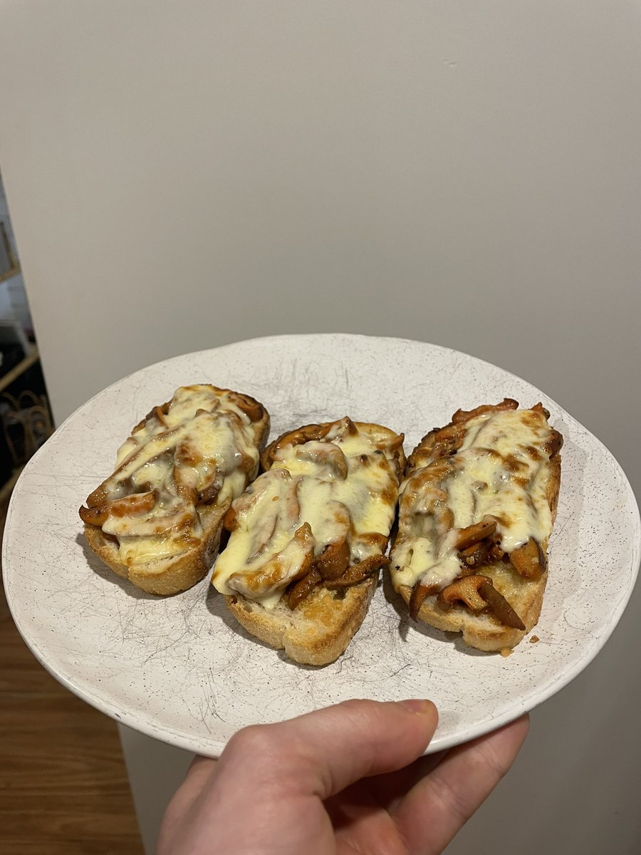 AngusMitchell16's tweet image. Sunday morning #mushroom foraging in the #AdelaideHills turned grilled pine mushroom toasties for lunch