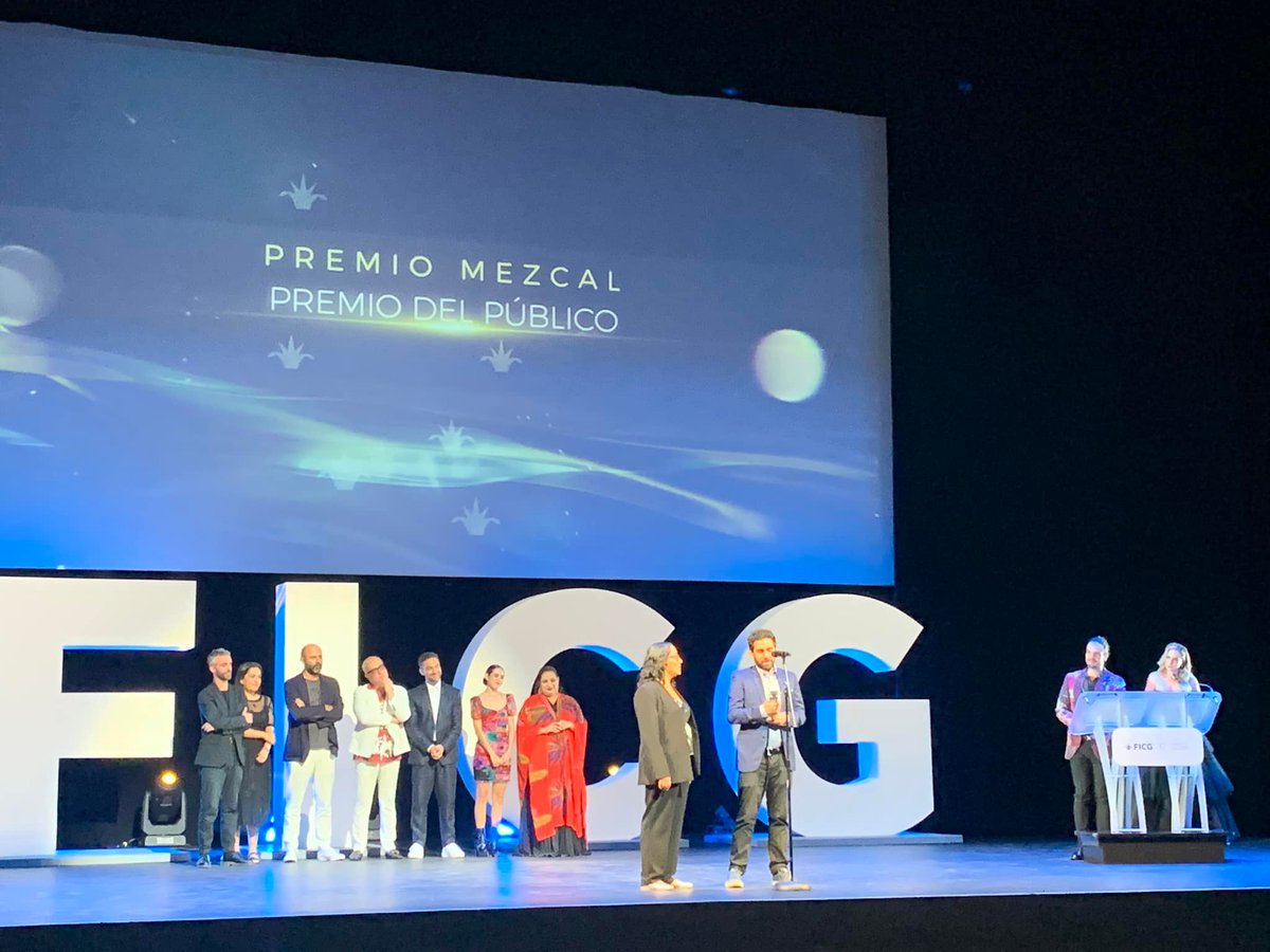 CCCMexico's tweet photo. ¡Feliz 25 aniversario @disudeg!

Premio del Público @FICGoficial: GOYA de Pablo Orta, producción de Laura Ramírez y Angélica Sotelo. 
¡Primer largometraje realizado por el DIS!

Foto: Laura, Pablo, José Ramón Mikelajaúregui, director DIS #egresadoCCC, Claudia Sainte-Luce,cineasta https://t.co/CutlPYpYdK