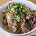 夏にぴったり!フライパン1つでできちゃう「塩レモン豚カルビうどん」