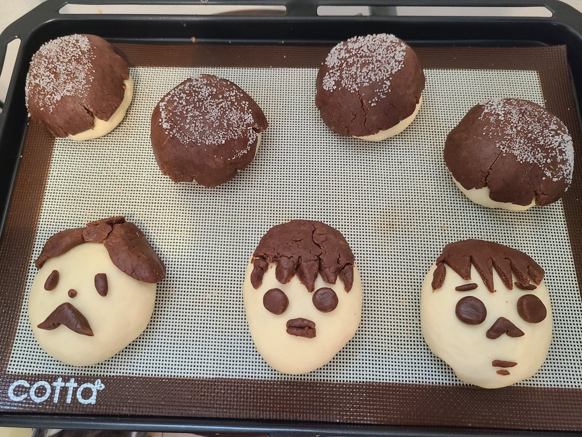 kns6277's tweet photo. 父の日ということで、子供たちと一緒にメロンパン作り。1人1個似顔絵パンを作ったけど、これから二次発酵。
崩れる予感しかしない😇 https://t.co/xlkpqopa97