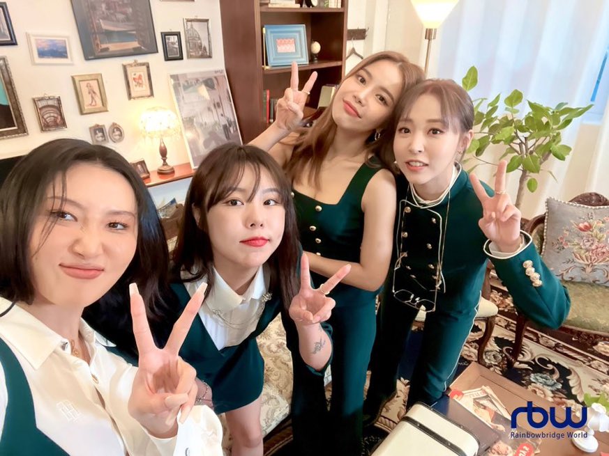 HYEJlNAHN's tweet photo. Happy #8YearsWithMAMAMOO
#마마무랑_무무_8년째_맞8중

Mamamoo stays forever.🖤 https://t.co/lpXHZx0O26