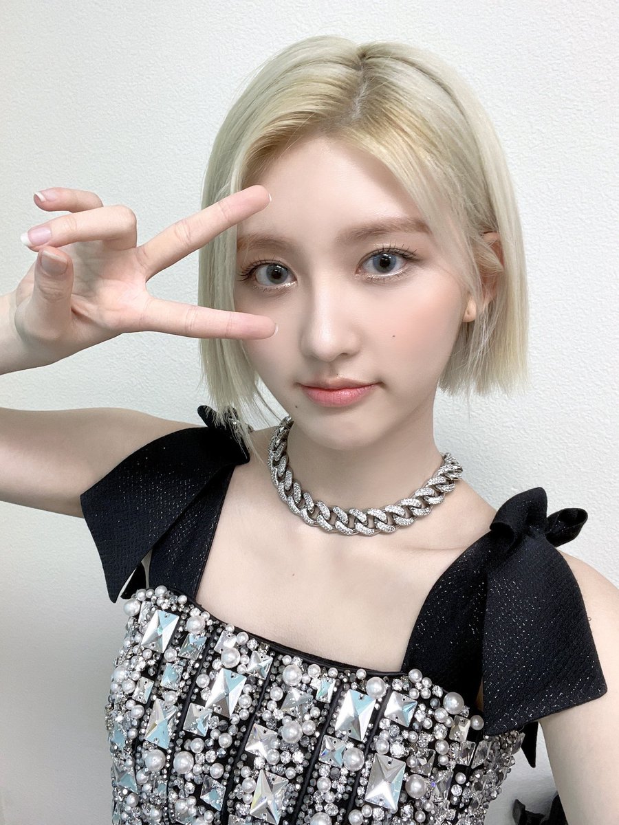 HER HAIR IS SOOOO SHORT NOW OMFG I LOVE IT AND SHE LOONS AMAZING AS A BLONDE