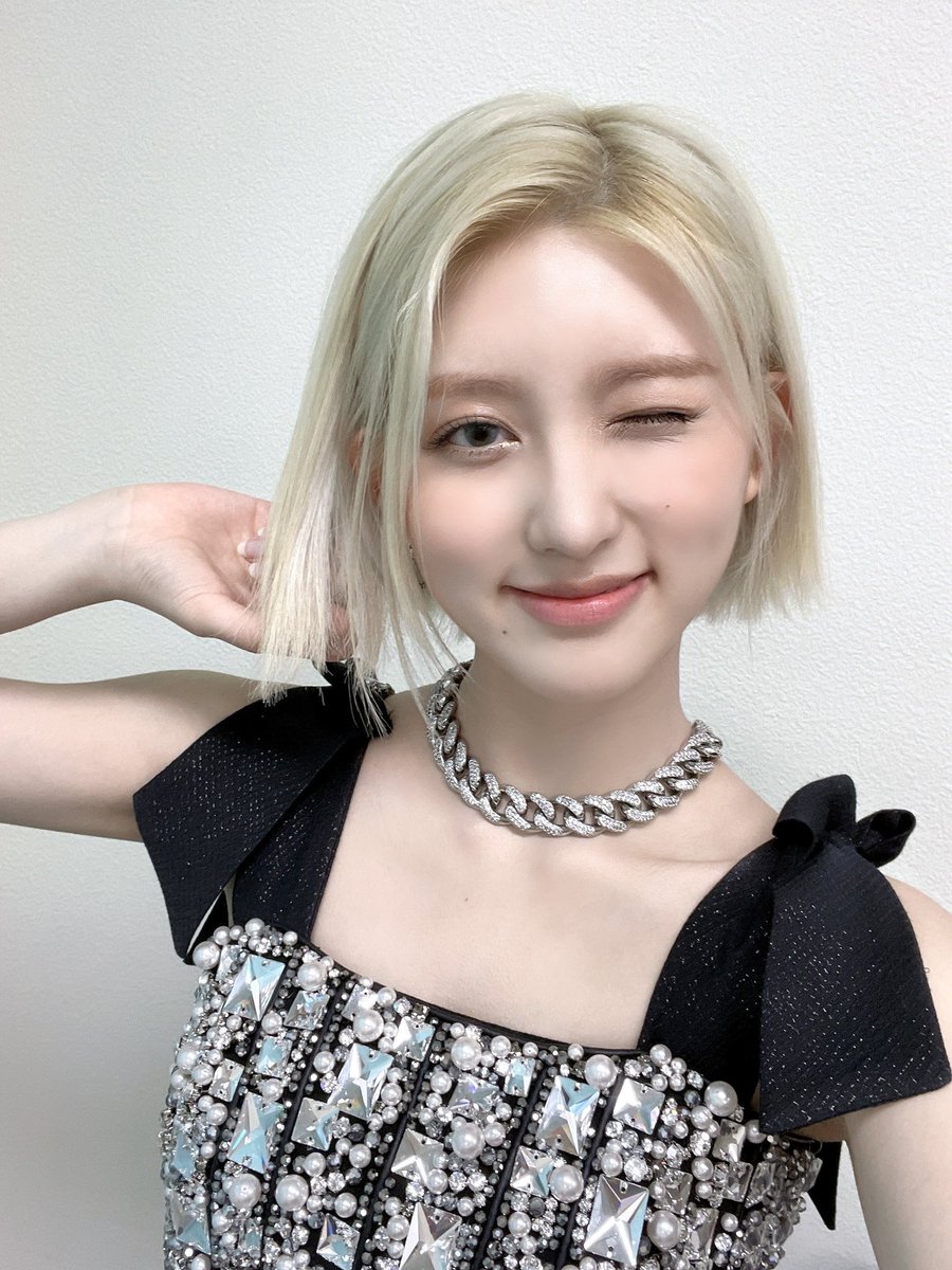 814magic's tweet photo. HER HAIR IS SOOOO SHORT NOW OMFG I LOVE IT AND SHE LOONS AMAZING AS A BLONDE https://t.co/ZR4z7qtZtk