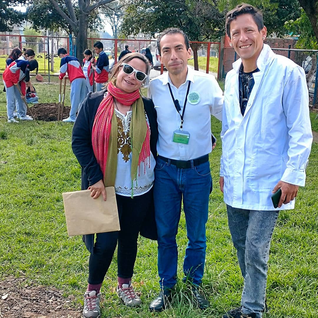 VSiempreVerde's tweet photo. CHARLA DE ÁRBOLES NATIVOS. Fue una grata experiencia compartir con los estudiantes del Colegio Bravo Páez en la ciudad de Bogotá. Resaltado la noble y ardua labor del profesorado de esta institución en el ejercicio de educar en el área ambiental y de conservación https://t.co/v51XjTuXhy