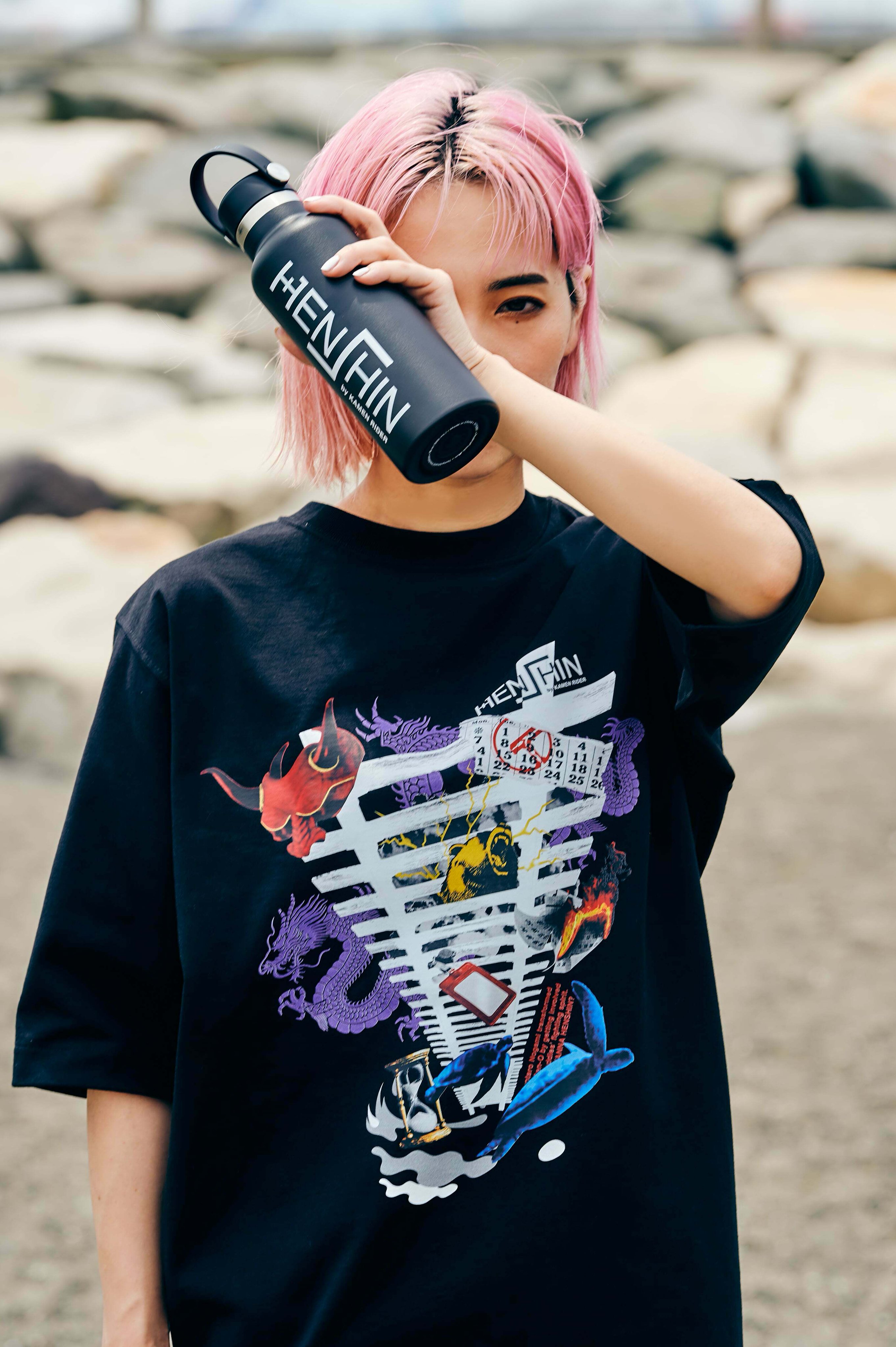 Henshin By Kamen Rider 予約受付は本日23時まで デザインtシャツ Collage ランダムに張り付けられた普遍的な素材 単体ではそれ以上の意味を持たないものが 俯瞰して見ると仮面ライダーを表現している 商品詳細 T Co Bnj4vh6hz3