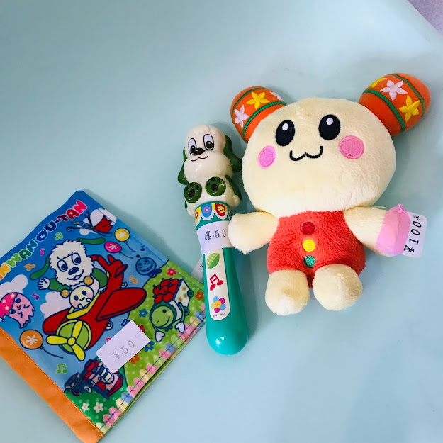 kidslinkstore1's tweet photo. こんにちは😊キッズリンクです❣
いなーいいなーいばあ✨きょうはそこから☆彡☆彡😊✨わんわん うーたんがおでましだ~~きらりーん♪✨✨
絵本の方はかしゃかしゃ音がすお品。
真ん中のわんわんは、握るタイプのがらがら❣
ご来店おまちしてまーす
#キッズリンク
#kidslink
#リサイクルショップ https://t.co/Ecc7mby0Uq
