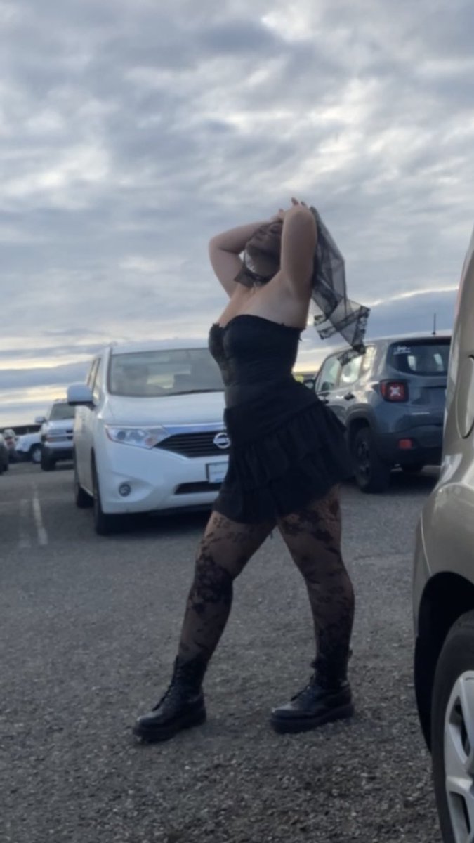 livchav's tweet photo. @halsey Fit for @halsey show tonight 🤩🖤 counting down the seconds!!! https://t.co/RvG6OFCfbF