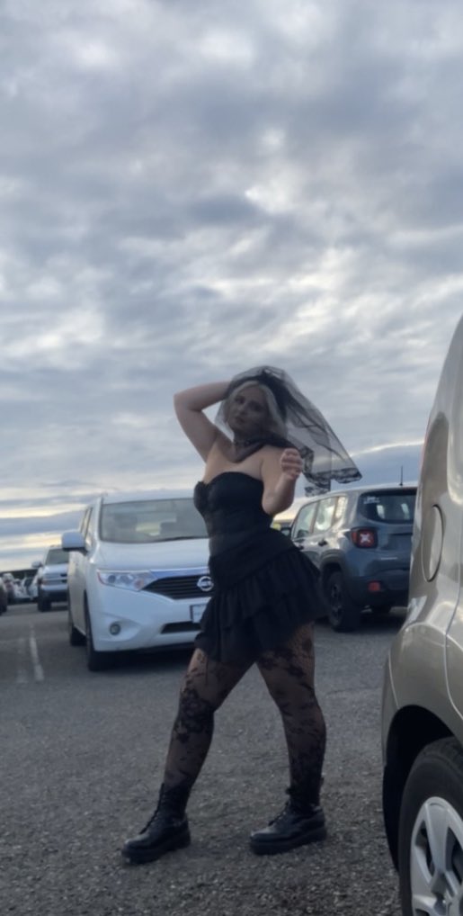 livchav's tweet photo. @halsey Fit for @halsey show tonight 🤩🖤 counting down the seconds!!! https://t.co/RvG6OFCfbF
