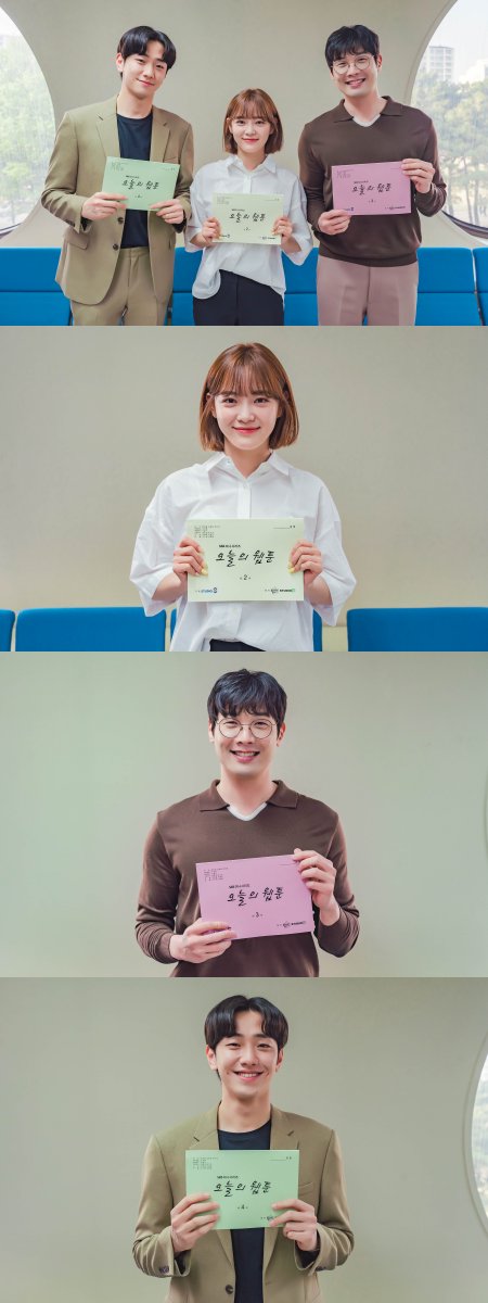 KoreanUpdates's tweet photo. SBS shares photos from JP series #SleepeeerHit remake, #TodaysWebtoon, script reading session with:
#KimSeJeong
#ChoiDaniel
#NamYoonSu
#KimKapSoo
#ParkHoSan
#HaDoKwon
#HaYully
#SonDongwoon
#NamBoRa
To start airing on 29 July https://t.co/sDuJbZHf2R #KoreanUpdates RZ https://t.co/jWaABXTnAp