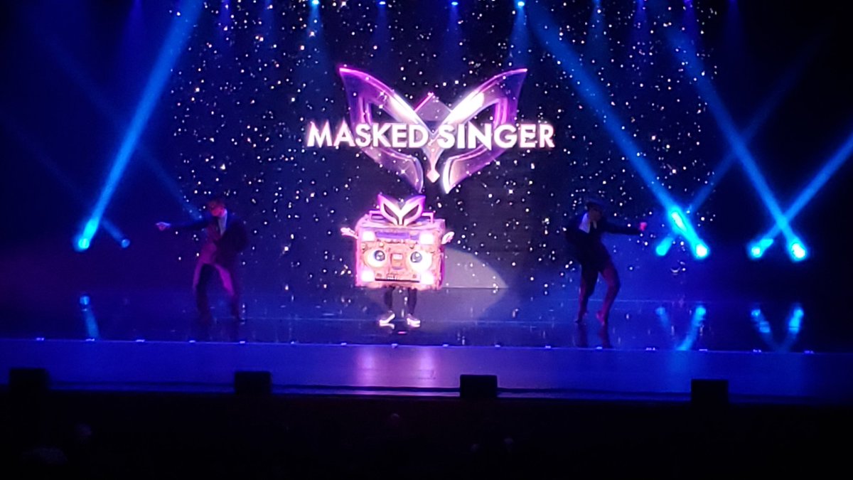 RealMagitroopa's tweet image. Fun #TheMaskedSingerTour show tonight at @NJPAC with host @natashabdnfield and mystery celebrity @DanielleMonaro as 'Boom Boom Box'! #TheMaskedSinger #MaskedSingerTour #NJPAC #NatashaBedingfield #DanielleMonaro