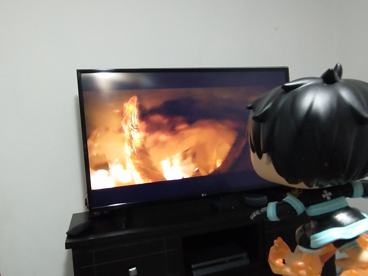 Mixycherry's tweet photo. Shinra likes Smaug obviously 😅 #FunkoPhotoADayChallenge #movienight #desolationofSmaug #thehobbit #FunkoPop https://t.co/VTwIQwZfRf