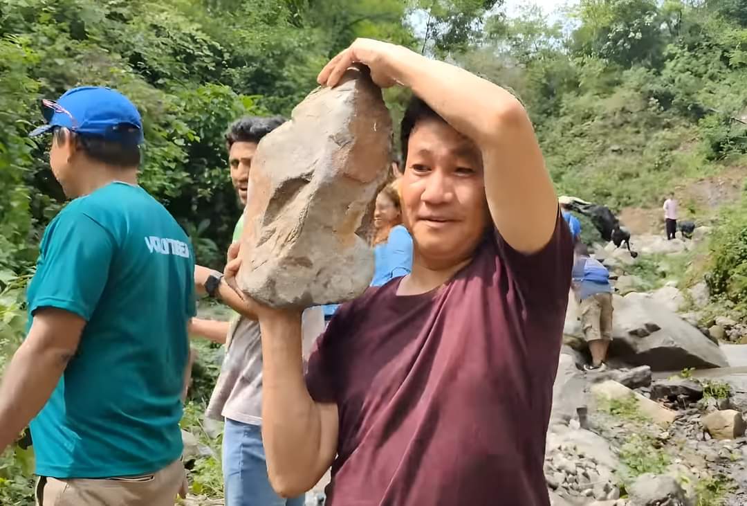 Wow... Mayor of Dharan Sub-Metro Harka Sampang Rai is himself seen actively working in field for managing drinking water from the source and also conducting tree plantation. The local people are also supporting him freely in his good initiative. ❤️