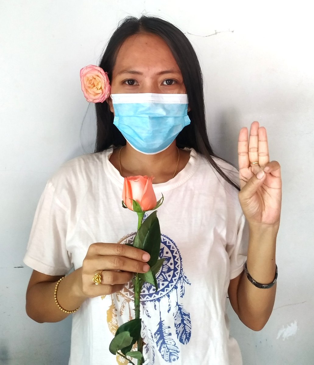 ThwalTin's tweet photo. ဗေဒါပျံအံကိုခဲ ပန်းပန်လျှက်ဘဲ
19.6.2022
#77thBirthday
#FreeOurLeaderDawAungSanSuuKyi
#RedLipsSpeakTruthToPower
#FlowerStrikeMyanmar https://t.co/Ndr4O1gjWp