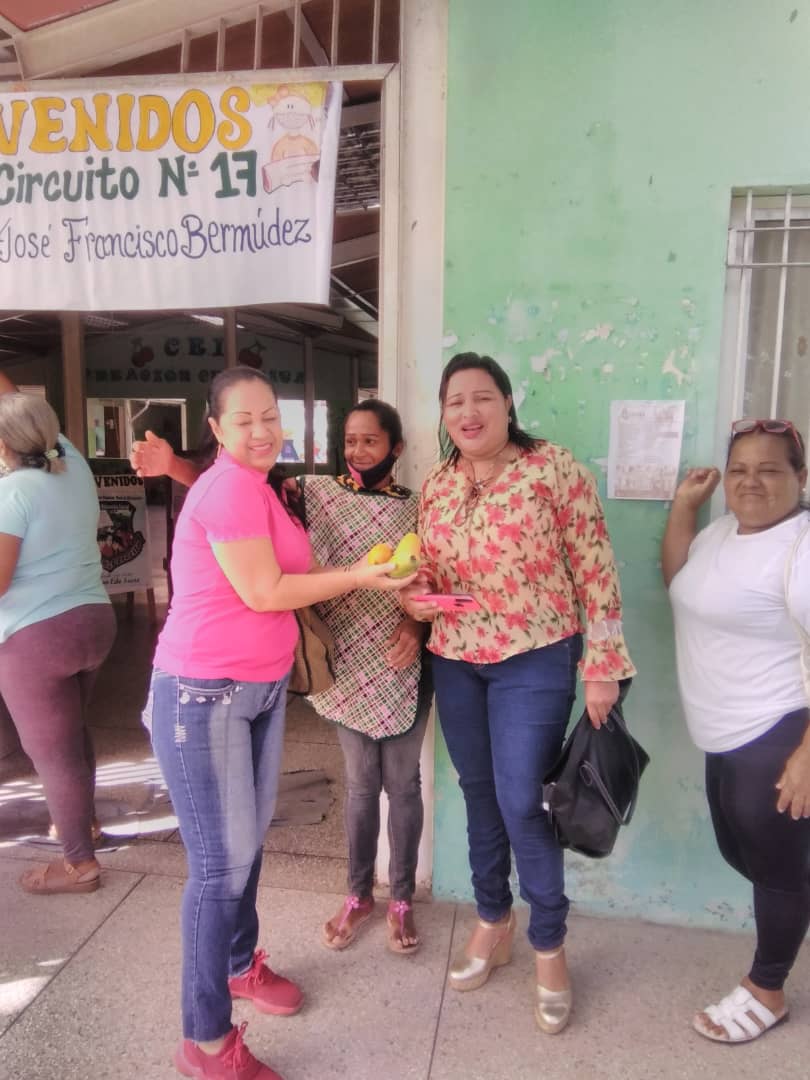 ceicerecitac17's tweet photo. 📌 CELEBRACIÓN DE LA FERIA DEL MANGO Y EL SANCOCHO 🍜🍲🍋 @MPPEDUCACION @educinicialmppe @zonaedusucre @_LaAvanzadora @ViceIP @NicolasMaduro https://t.co/bhvQ8wSVRz