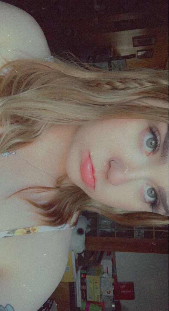 emJbats's tweet photo. happy birthday to my best friend, its your fault your birthday present is gonna be super late since you're the one who got me to read fbaa and got me addicted and now i cant read anything else (everyone else appreciate how beautiful she is) @Sum1killme66 https://t.co/rVnMBMR65I