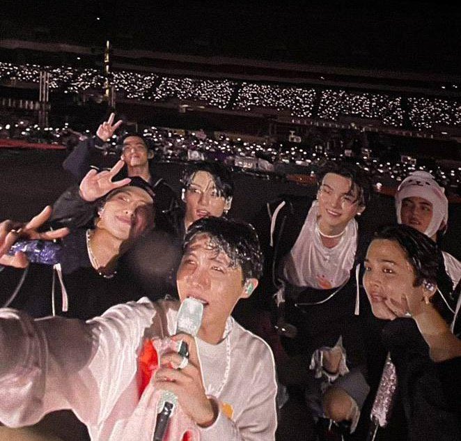 btsargento's tweet photo. — #RM; "BTS es una familia para mi. Tenemos que estar el uno al lado del otro en tiempos de crisis, y tenemos que afrontar juntos las cosas tanto felices como las tristes".

los amo mucho:( @BTS_twt https://t.co/Q8IxC7qwmz