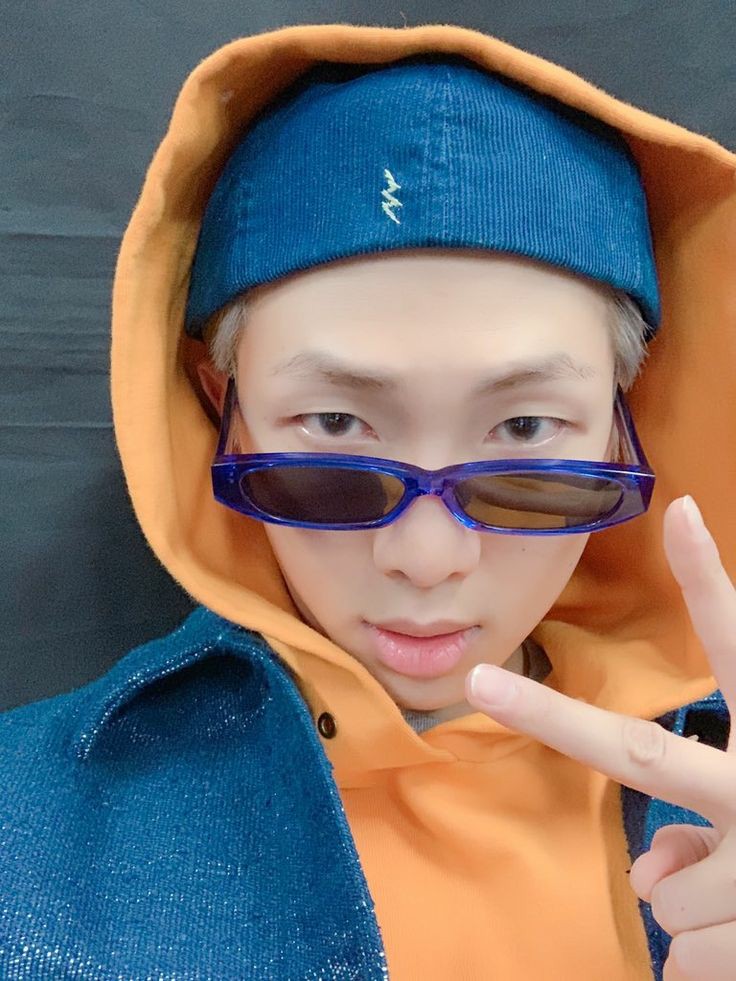 btsargento's tweet photo. — Weverse Magazine x #BTS; #RM

🐨;Creo que tengo que seguir mi propio camino. Es lo único que sé con seguridad. Creo que tendré que seguir dibujando para saber si lo que estoy dibujando es un elefante o no. Eso lo único que sé, y no sé nada más. Entiendo lo difícil que sería (+) https://t.co/ZXYQJKFJkt