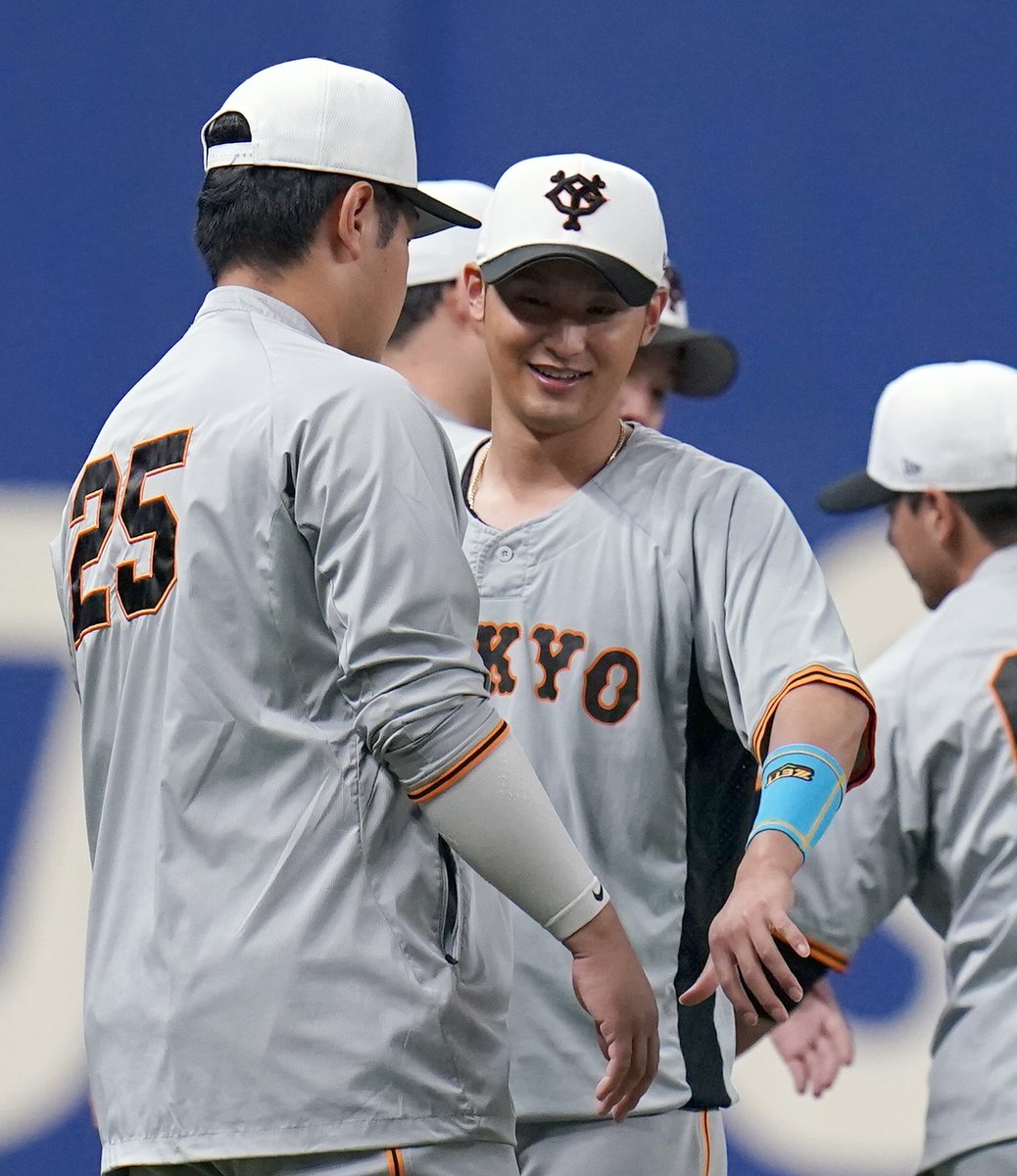 練習風景から🏟️】 #岡本和真 選手は #吉川尚輝 選手が着用する父の日