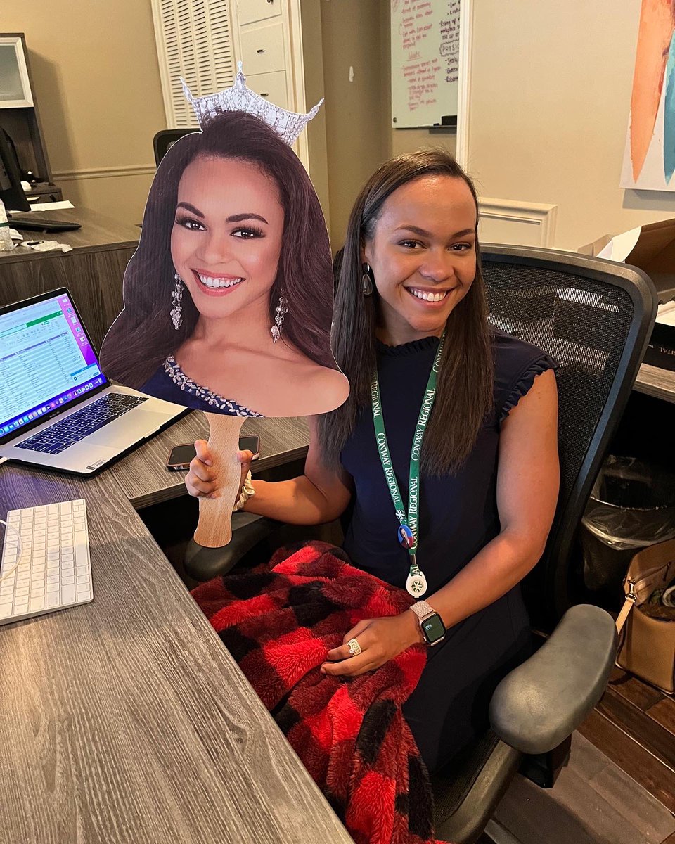 What a night!!!! 👑

Ebony Mitchell: Miss Arkansas 2022! 

Congrats to Ebony!!! All those long practice days finally paid off!! So glad we were able to witness this tonight! 

(Click on the photo to see how life-like out cut-out head signs were😂)