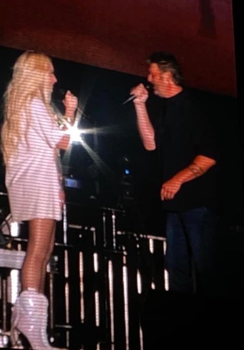 forgwenandblake's tweet photo. The Sheltons https://t.co/QRvzIIgKHb
