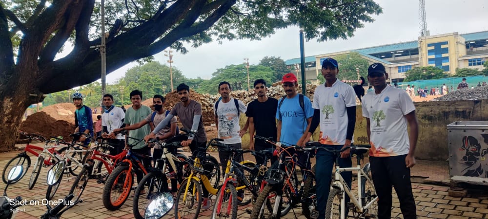 YuvakaSangha's tweet photo. A Dynamic Sunday morning with the Enthusiast cyclists, enroute from National College Basavanagudi, to Yuvapatha, Jayanagar. The participants were included in a discussion regarding some fact finding of Bengaluru's environmental issues
#Cyclothon #EnvironmentMonth #YuvakaSangha https://t.co/lvSPaJqoeO