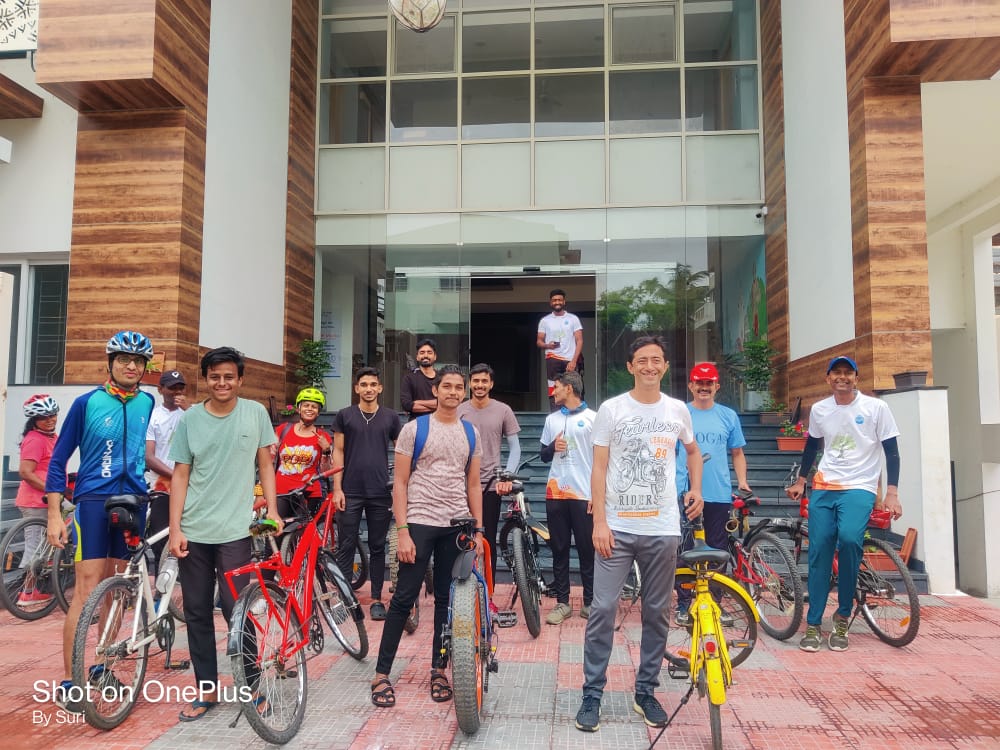 YuvakaSangha's tweet photo. A Dynamic Sunday morning with the Enthusiast cyclists, enroute from National College Basavanagudi, to Yuvapatha, Jayanagar. The participants were included in a discussion regarding some fact finding of Bengaluru's environmental issues
#Cyclothon #EnvironmentMonth #YuvakaSangha https://t.co/lvSPaJqoeO