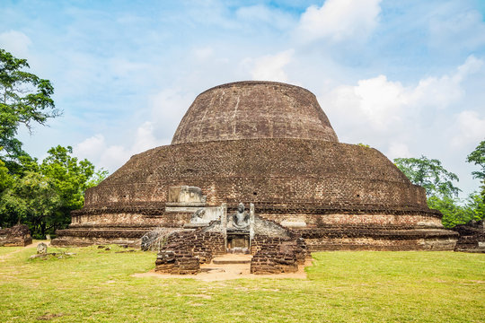 Queen Rupavati, one of Parakramabahu of Polonnaruwa's consorts, most likely commissioned Pabalu Vehera to create his masterpiece.  

Reach more: tinyurl.com/ytuu7wea

#staywitharaliya #tourismsl #tourismSL #travel #enjoy #NatureBeauty #NaturePhotography #nature
